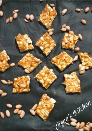 શીંગ ની ચીકી(Shing Chikki Recipe In Gujarati) રેસીપી મુખ્ય ફોટો