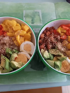 Una foto de Poke bowl de salmón