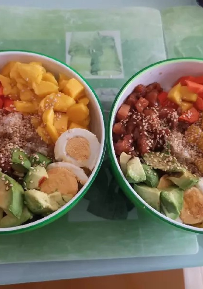 Una foto de Poke bowl de salmón