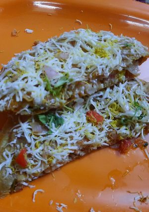 A picture of Cheese Brust Masala Papad.