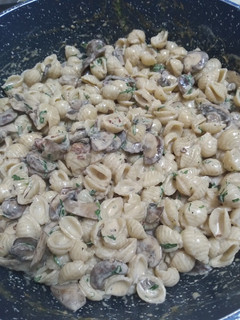 Una foto de Pasta de caracol con champiñones, crema y chipotle