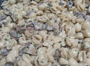 Una foto de Pasta de caracol con champiñones, crema y chipotle