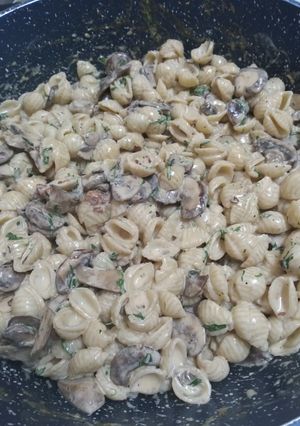 Una foto de Pasta de caracol con champiñones, crema y chipotle