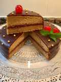Tarta con harina de avellanas y mermelada de frambuesas