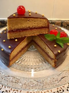 Una foto de Tarta con harina de avellanas y mermelada de frambuesas