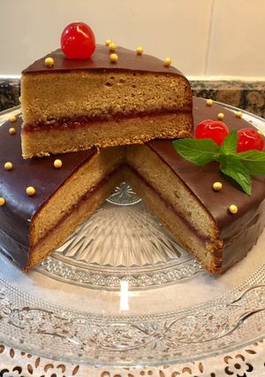 Una foto de Tarta con harina de avellanas y mermelada de frambuesas