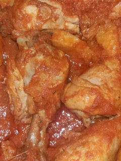 Una foto de Muslitos de pollo en salsa de tomate