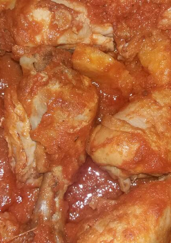 Una foto de Muslitos de pollo en salsa de tomate