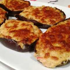 Una foto de Berenjenas con crema de queso y vegetales