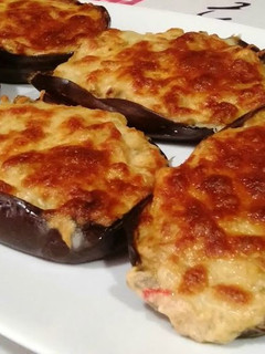 Una foto de Berenjenas con crema de queso y vegetales