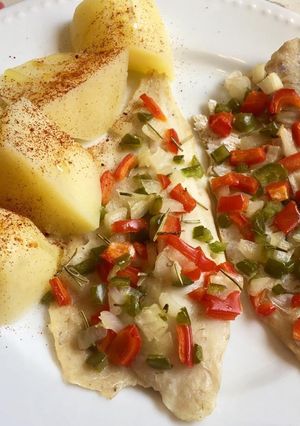 Una foto de Merluza con verduritas y papas