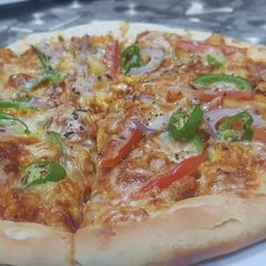 A picture of Chicken tandoori tikka pizza.