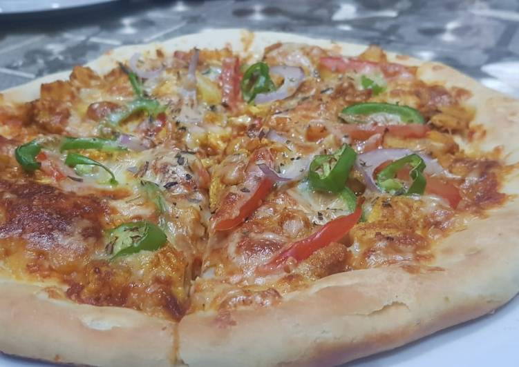 Chicken tandoori tikka pizza