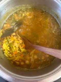 Una foto de Sopa de fideos gorditos y garbanzos😋