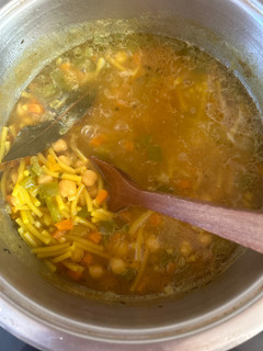 Una foto de Sopa de fideos gorditos y garbanzos😋