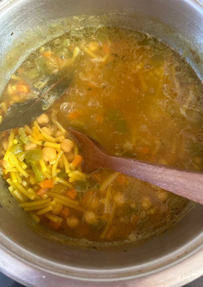 Una foto de Sopa de fideos gorditos y garbanzos😋