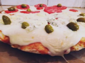 Una foto de Pizza en 15 minutos con ketchup y polvo Royal/polvo hornear🤪