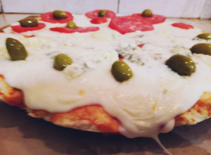 Una foto de Pizza en 15 minutos con ketchup y polvo Royal/polvo hornear🤪