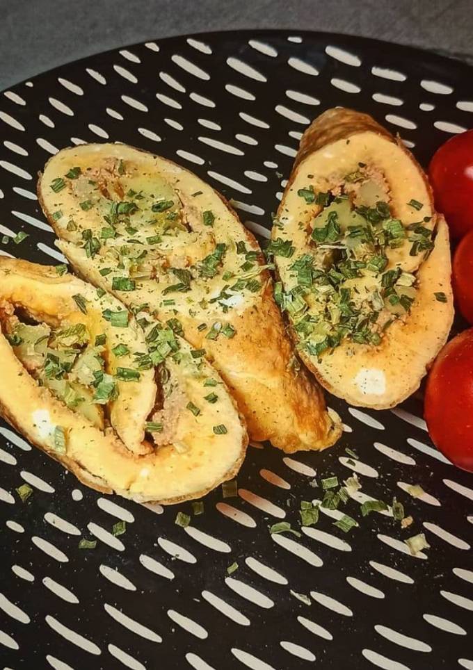 Яєчний рулет з ікрою тріски