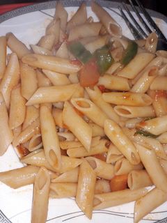 صورة لوصفة مكرونة بالصلصه وقطع الطماطم 😋😋