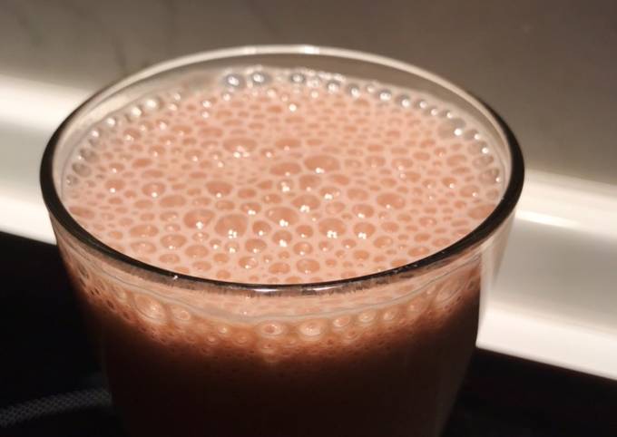 Шоколадно-банановый молочный коктейль 🍫