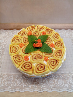 Piskóta tekercses tejfölös gyümölcs torta recept fotója
