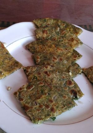 A picture of Spinach and paneer paratha.