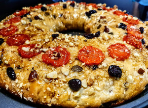 Una foto de ROSCA🍩De Reyes con Zanahoria🥕Caramelizada y Nueces...!b
