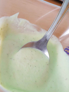 Una foto de Crema de pepino y aguacate
