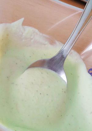 Una foto de Crema de pepino y aguacate