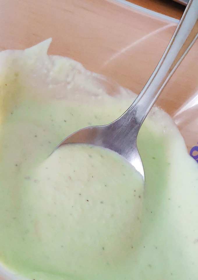 Una foto de Crema de pepino y aguacate