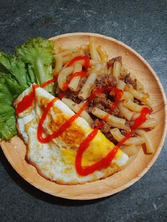 Hình của món Nui xào bò bằm & trứng ốp la.