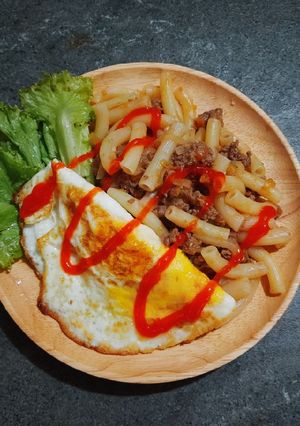 Hình của món Nui xào bò bằm & trứng ốp la.