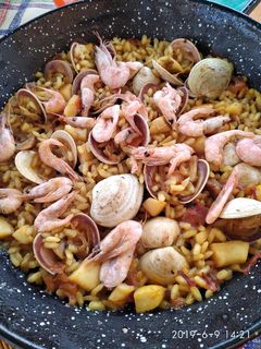 Una foto de Paella de marisco