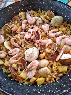 Una foto de Paella de marisco