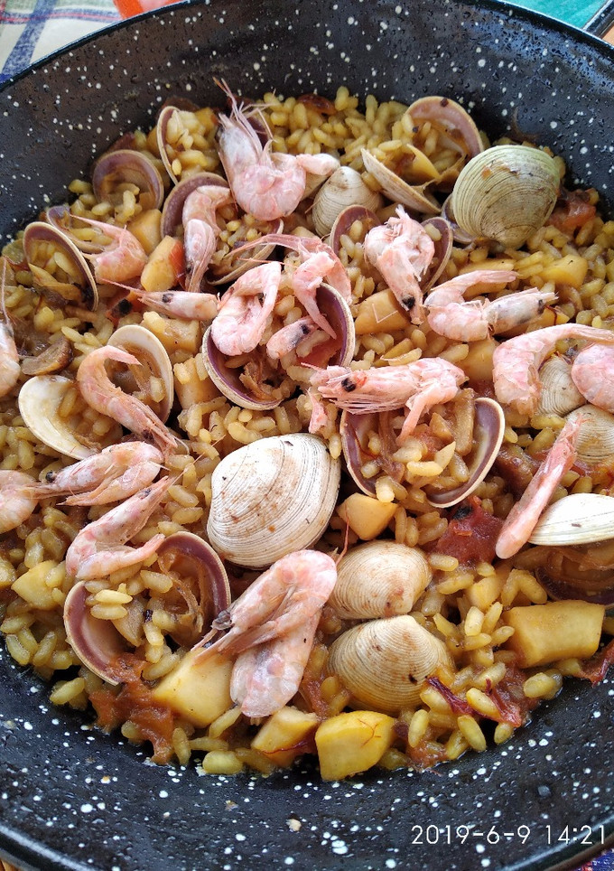 Una foto de Paella de marisco