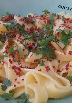 Una foto de Pasta aglio e olio - ajo y aceite-