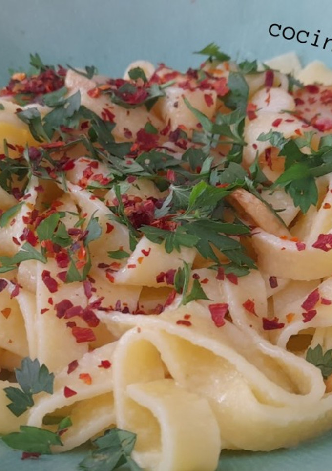 Una foto de Pasta aglio e olio - ajo y aceite-