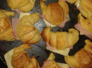 Una foto de Medialunas de manteca para rellenar con jamón y queso