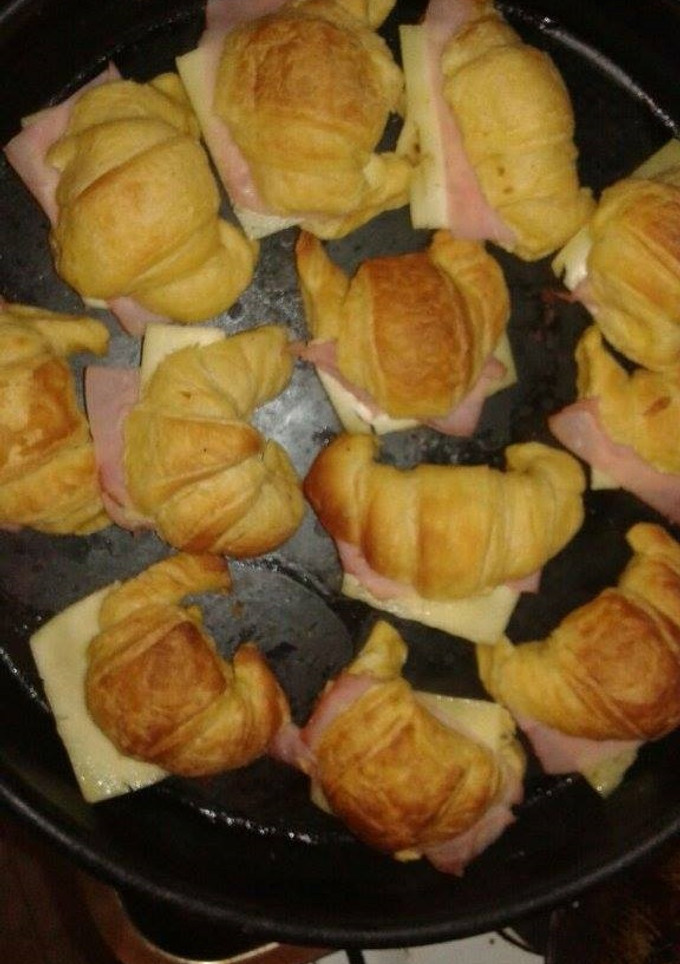 Una foto de Medialunas de manteca para rellenar con jamón y queso