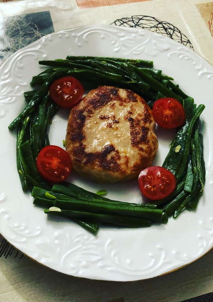Una foto de Judías verdes hervidas en lékué con hamburguesa de pollo a la plancha