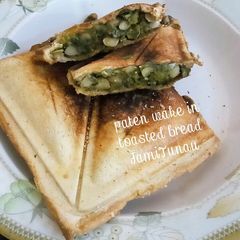 A picture of Beans porridge in Toasted bread.