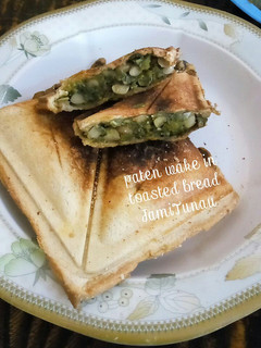 A picture of Beans porridge in Toasted bread.