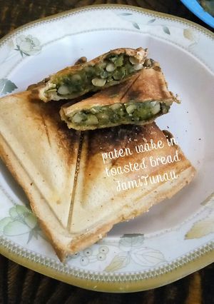 A picture of Beans porridge in Toasted bread.