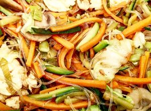 Foto di Verdure e pollo orientali