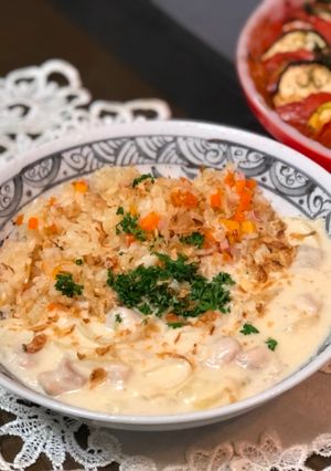 A picture of My mother’s pilaf with chicken white cream.
