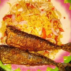 A picture of Indomie with fried fish.