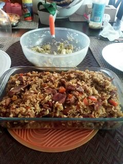 Una foto de Locrio de chuleta y pollo.
