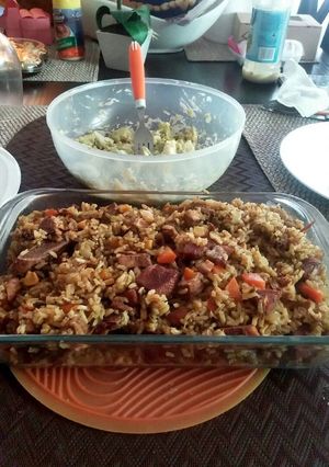 Una foto de Locrio de chuleta y pollo.