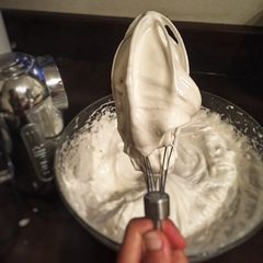 A picture of Marshmallow Fluff.